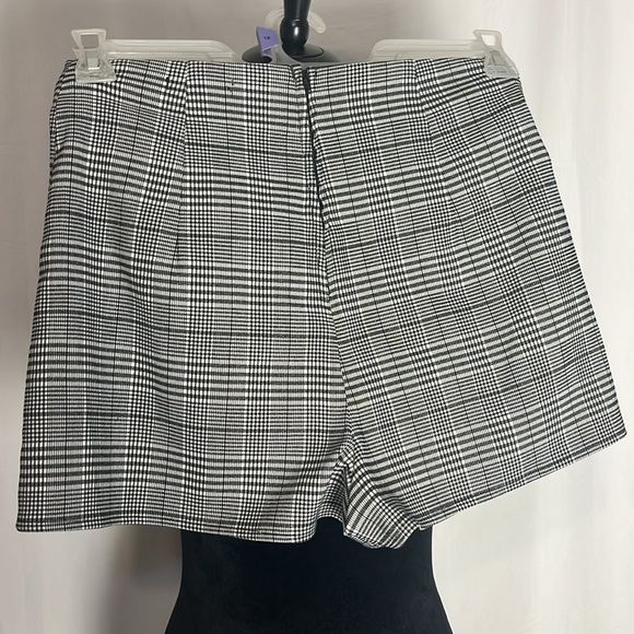 La La Land Creative Skort in windowpane plaid (xs- 26” inch waist NWOT; SAMPLE - Picture 5 of 9